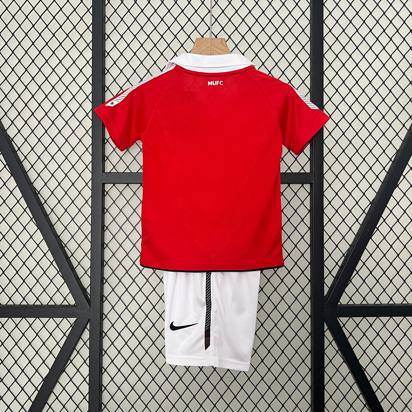 Kit infantil Manchester United Retrô Home 2010 . - Vermelho