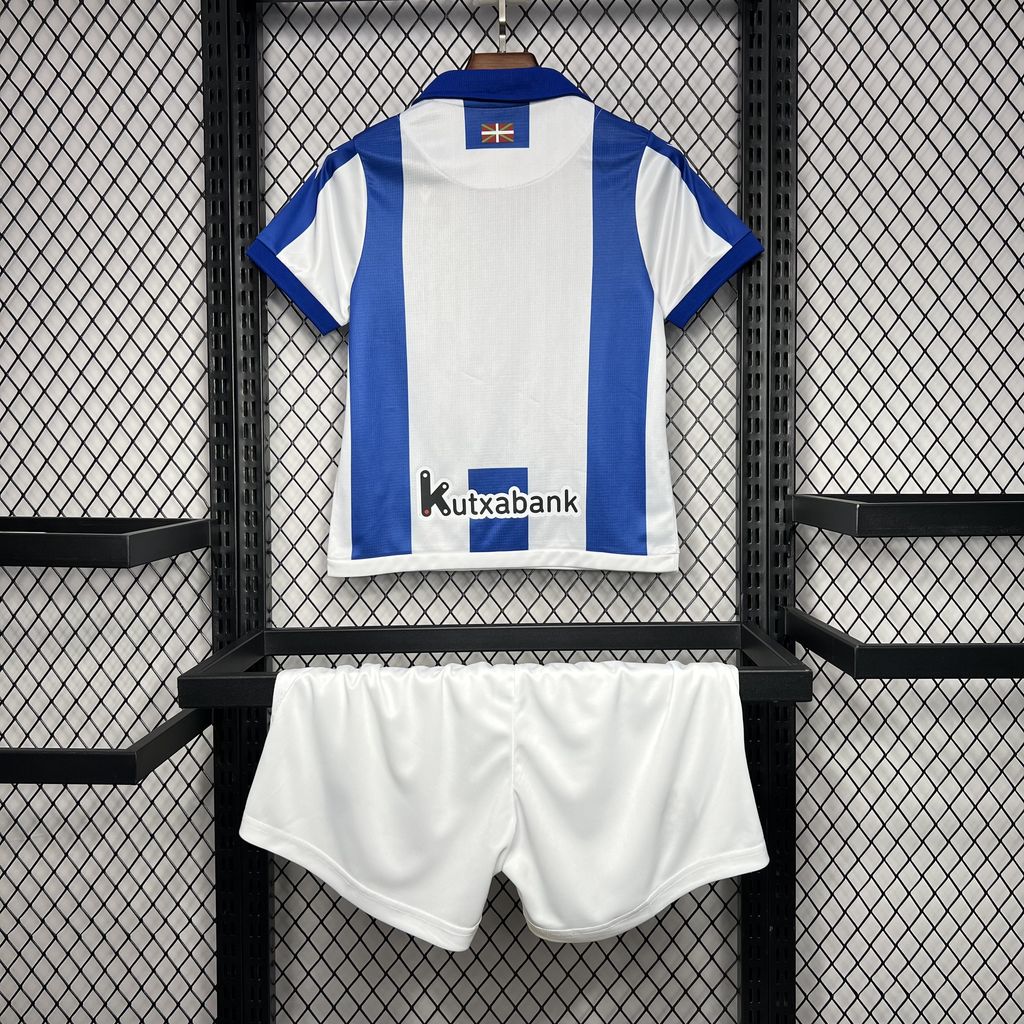 Kit Infantil Real Sociedad Home 24/25 . Macron - Branco e Azul