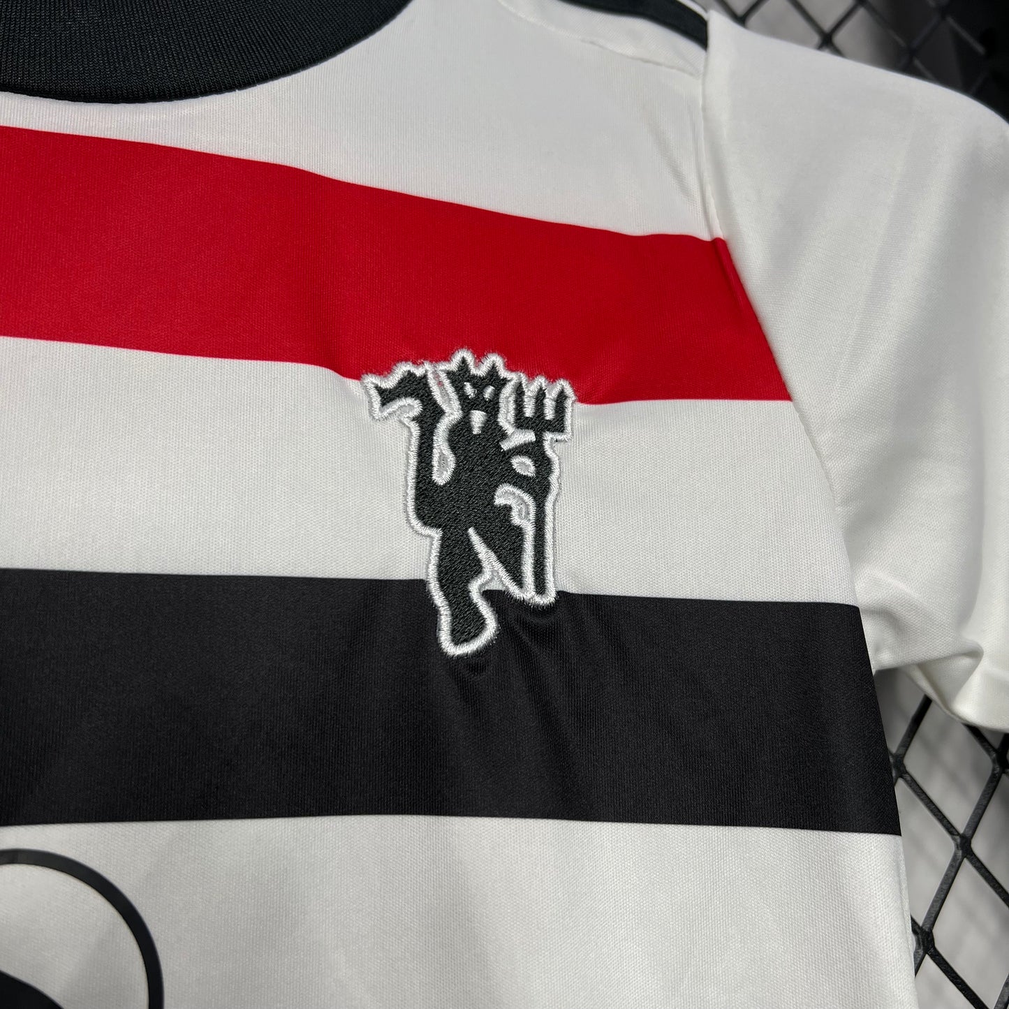 Kit infantil Manchester United Third 24/25 . - Branca