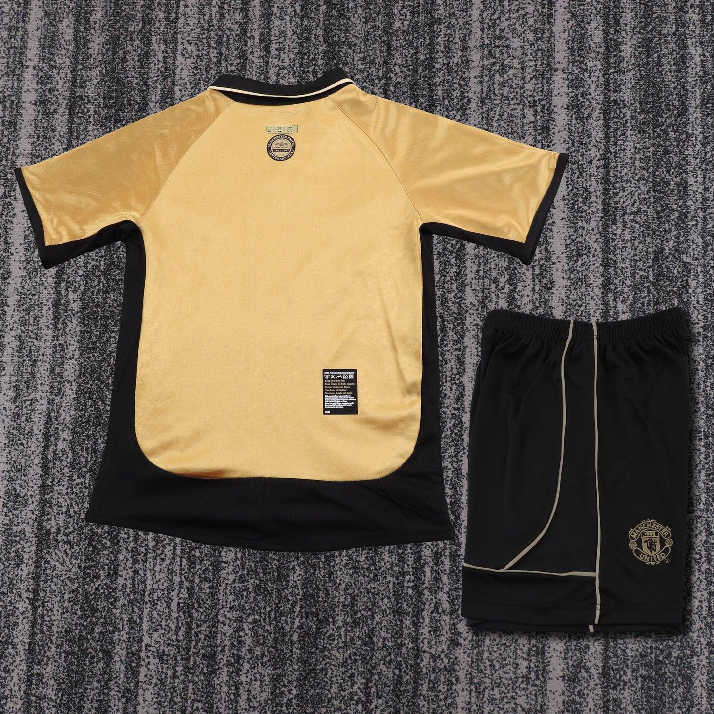 Kit infantil Manchester United Retrô Away 01/02 . - Dourado