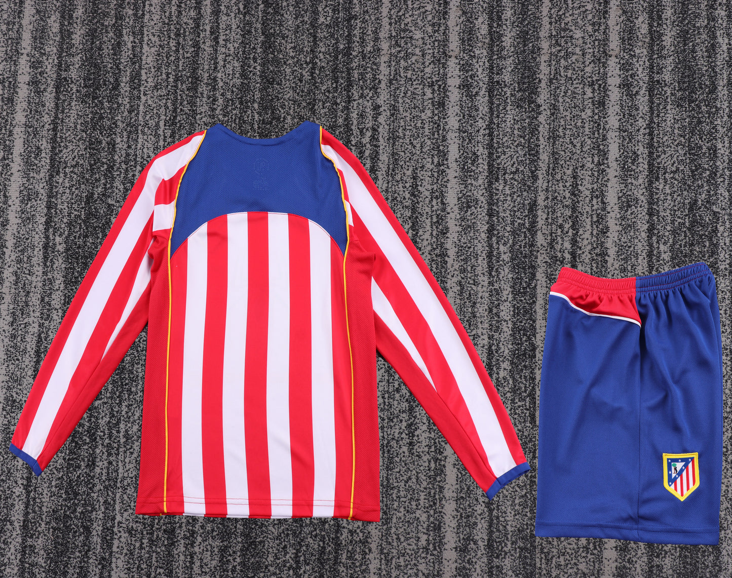 Kit Infantil Atletico de Madrid Home Retrô 2004 Manga Longa . - Vermelho e Branco