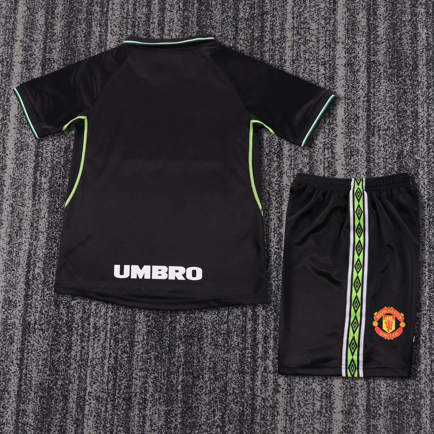 Kit infantil Manchester United Retrô Away 97/98 . - Preta