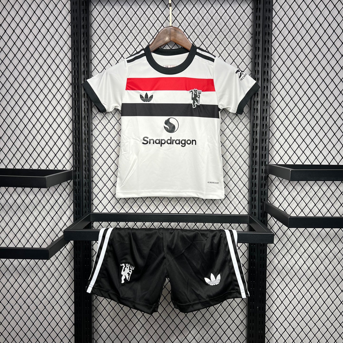 Kit infantil Manchester United Third 24/25 . - Branca