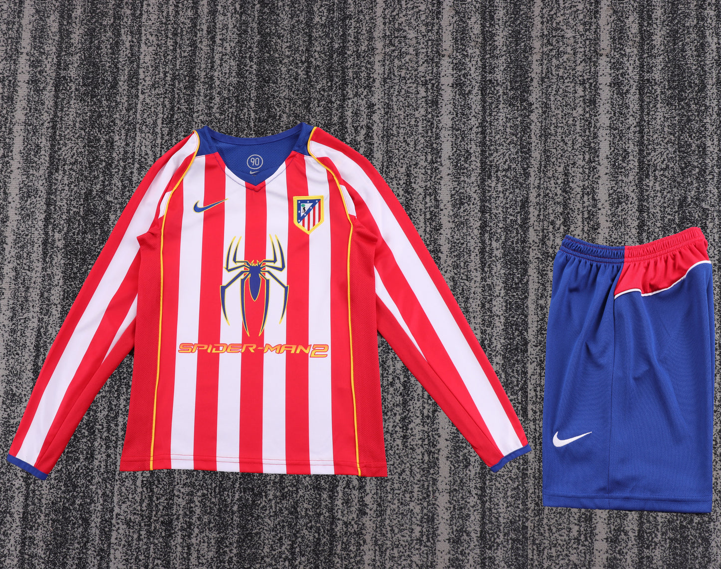 Kit Infantil Atletico de Madrid Home Retrô 2004 Manga Longa . - Vermelho e Branco
