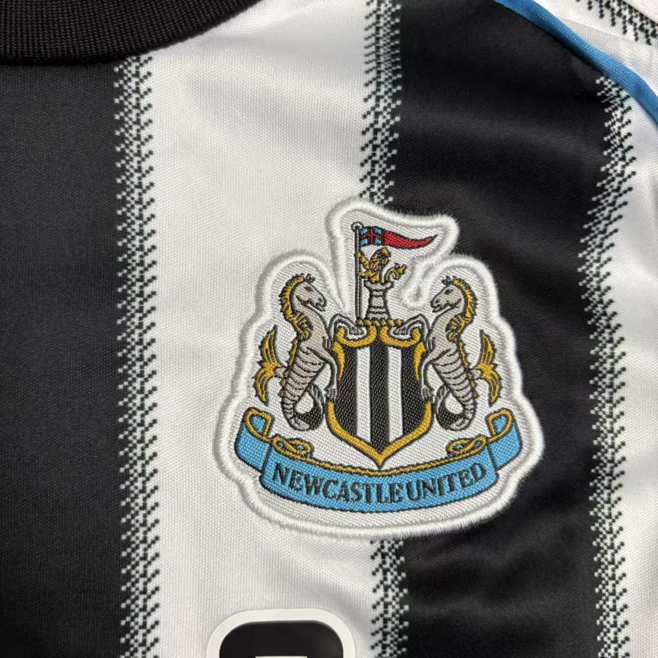 Kit Infantil Newcastle Home 25/26 . Castore - Preto e Branco
