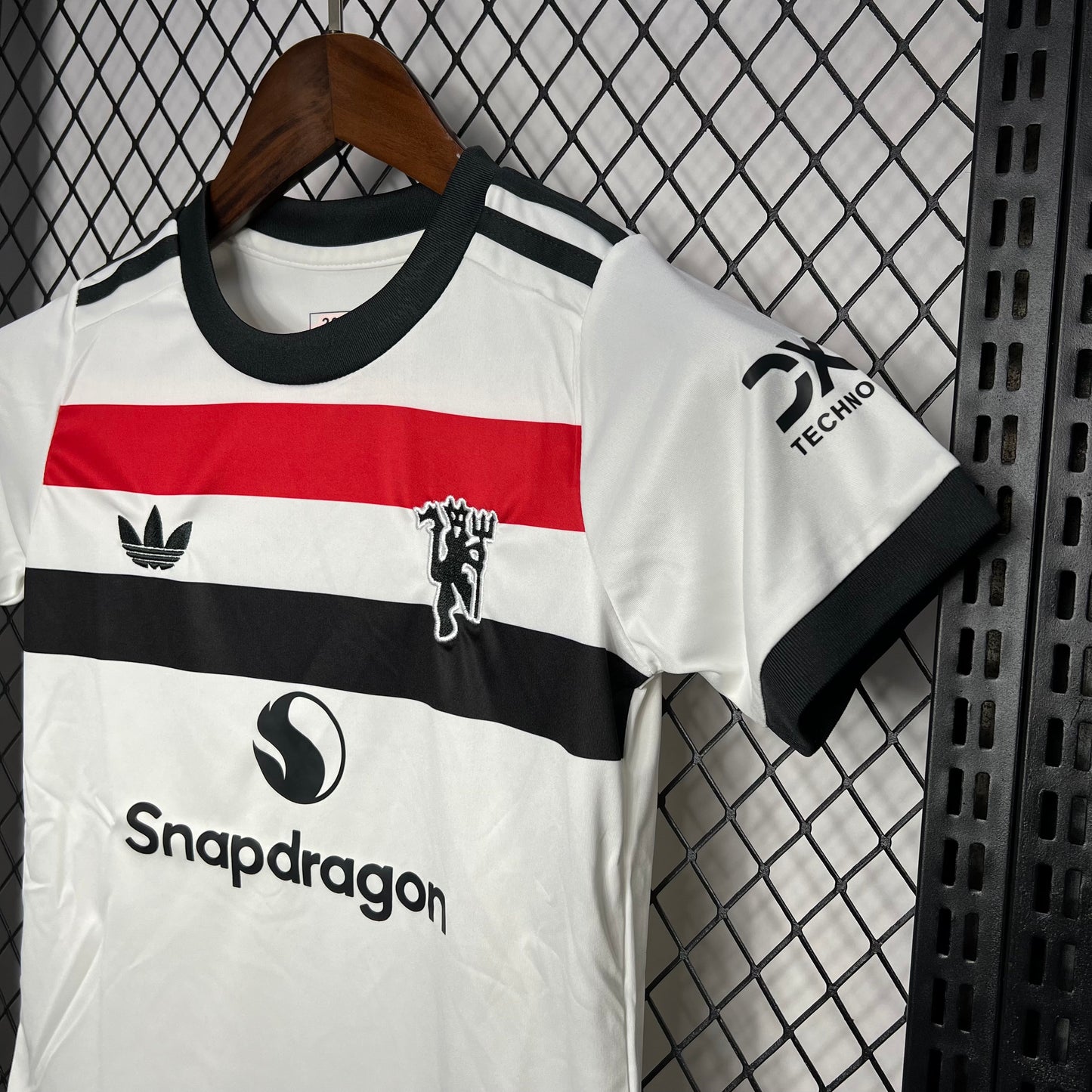 Kit infantil Manchester United Third 24/25 . - Branca