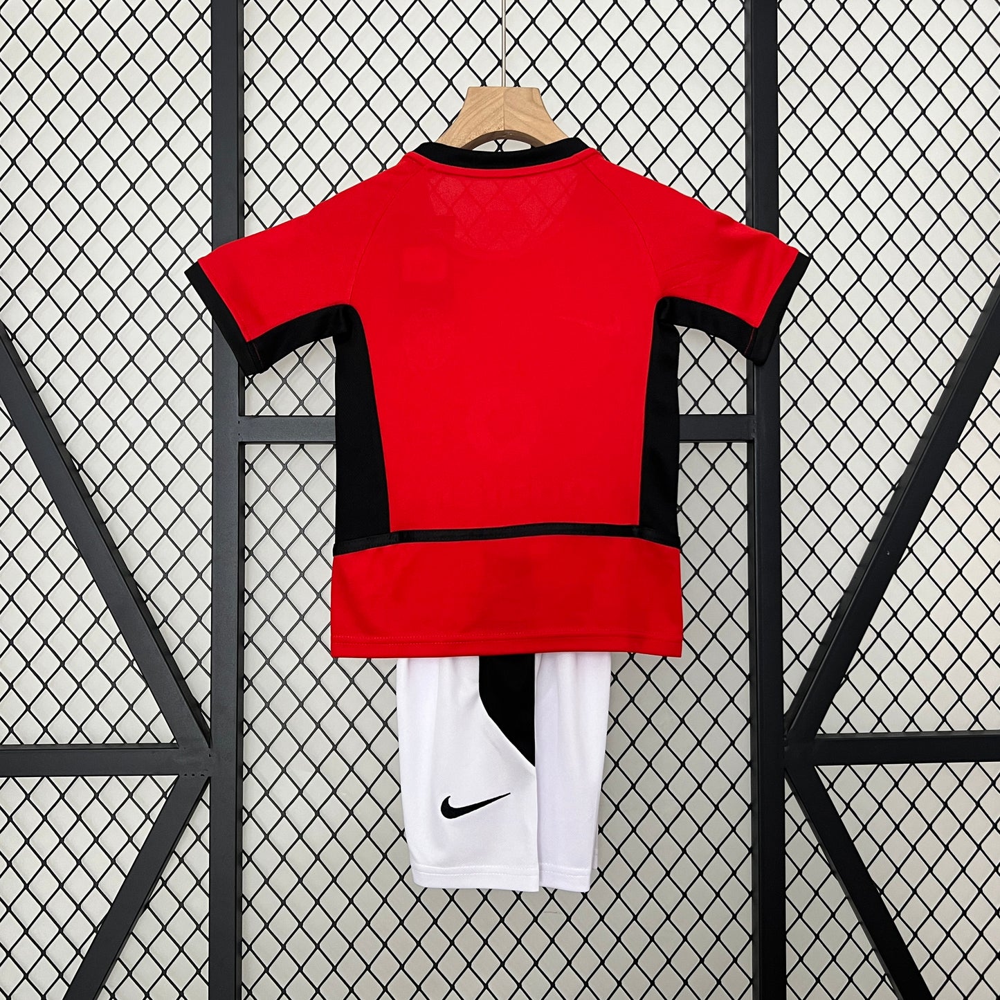 Kit infantil Manchester United Retrô Home 2003 . - Vermelho