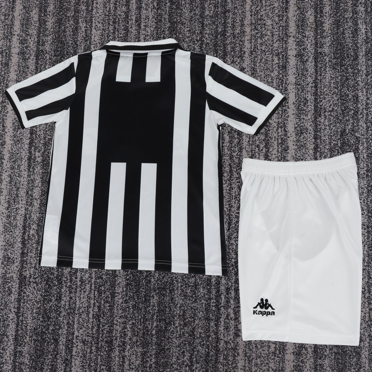 Kit Infantil Juventus Home Retrô 96/97 - Preto e Branco