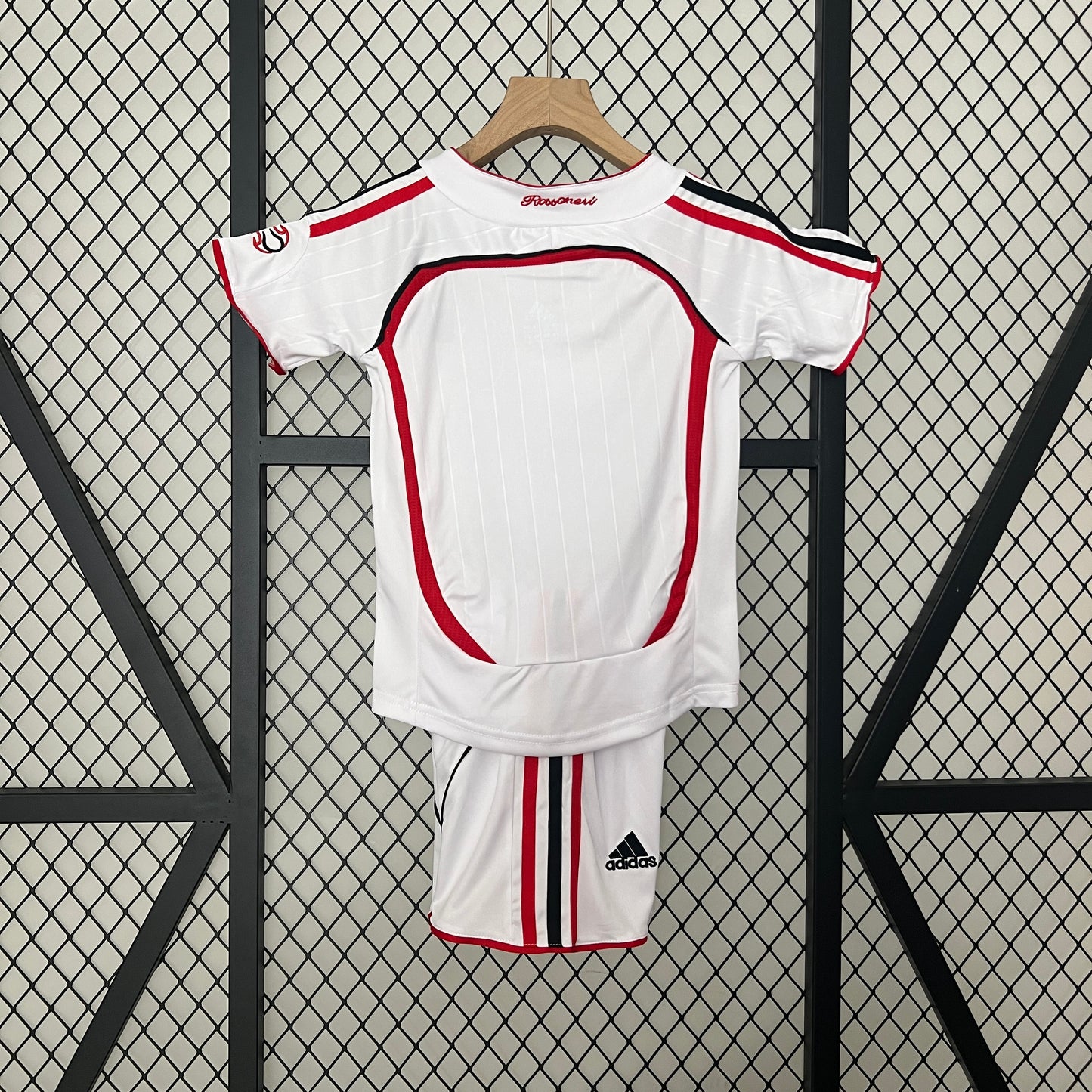 Kit Infantil Milan Away Retrô 2007 . - Branco
