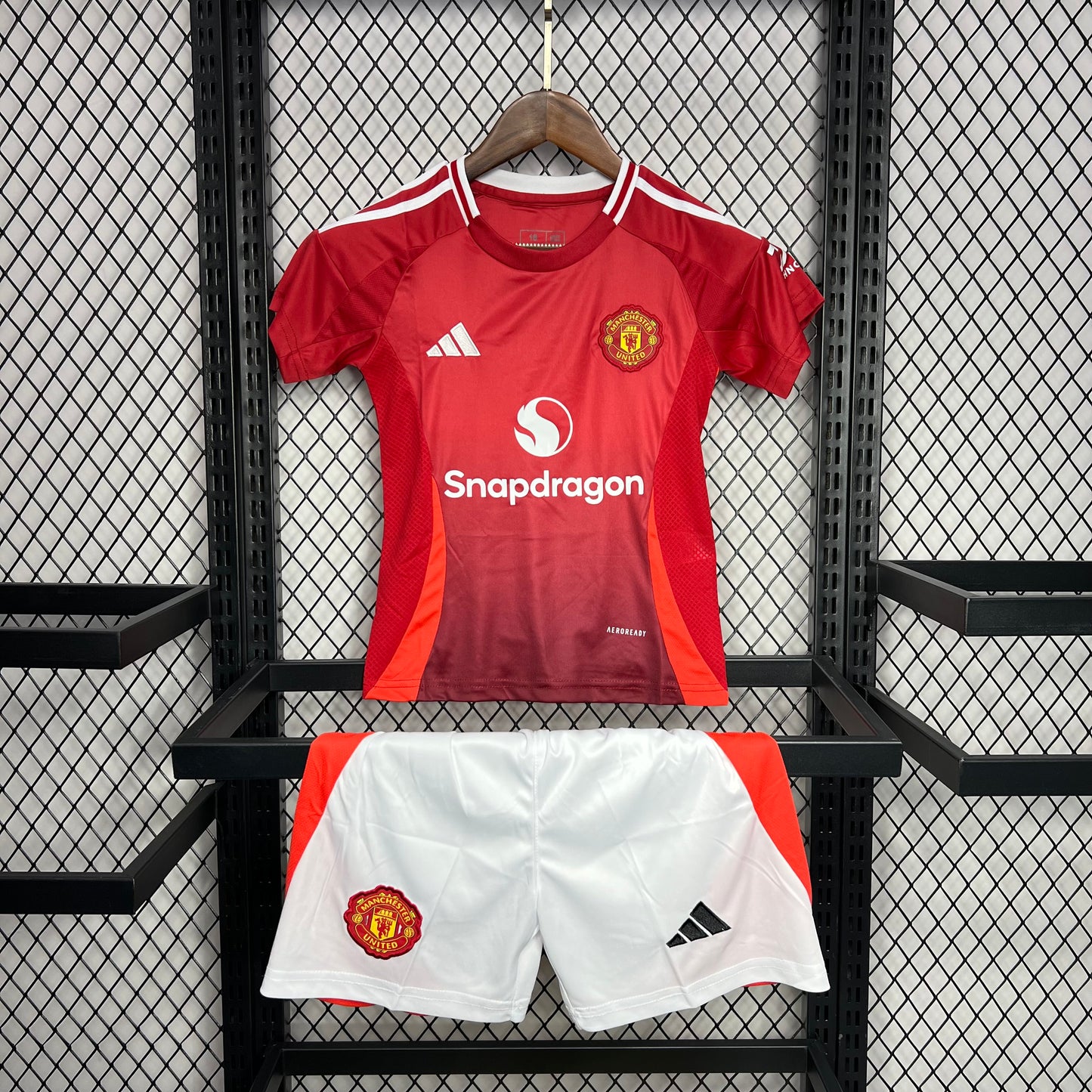 Kit infantil Manchester United Home 24/25 . - Vermelho
