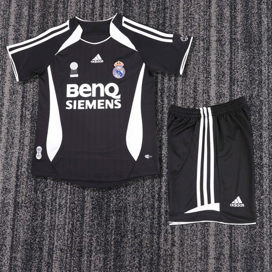 Kit Infantil Real Madrid Away Retrô 06/07 - Preto