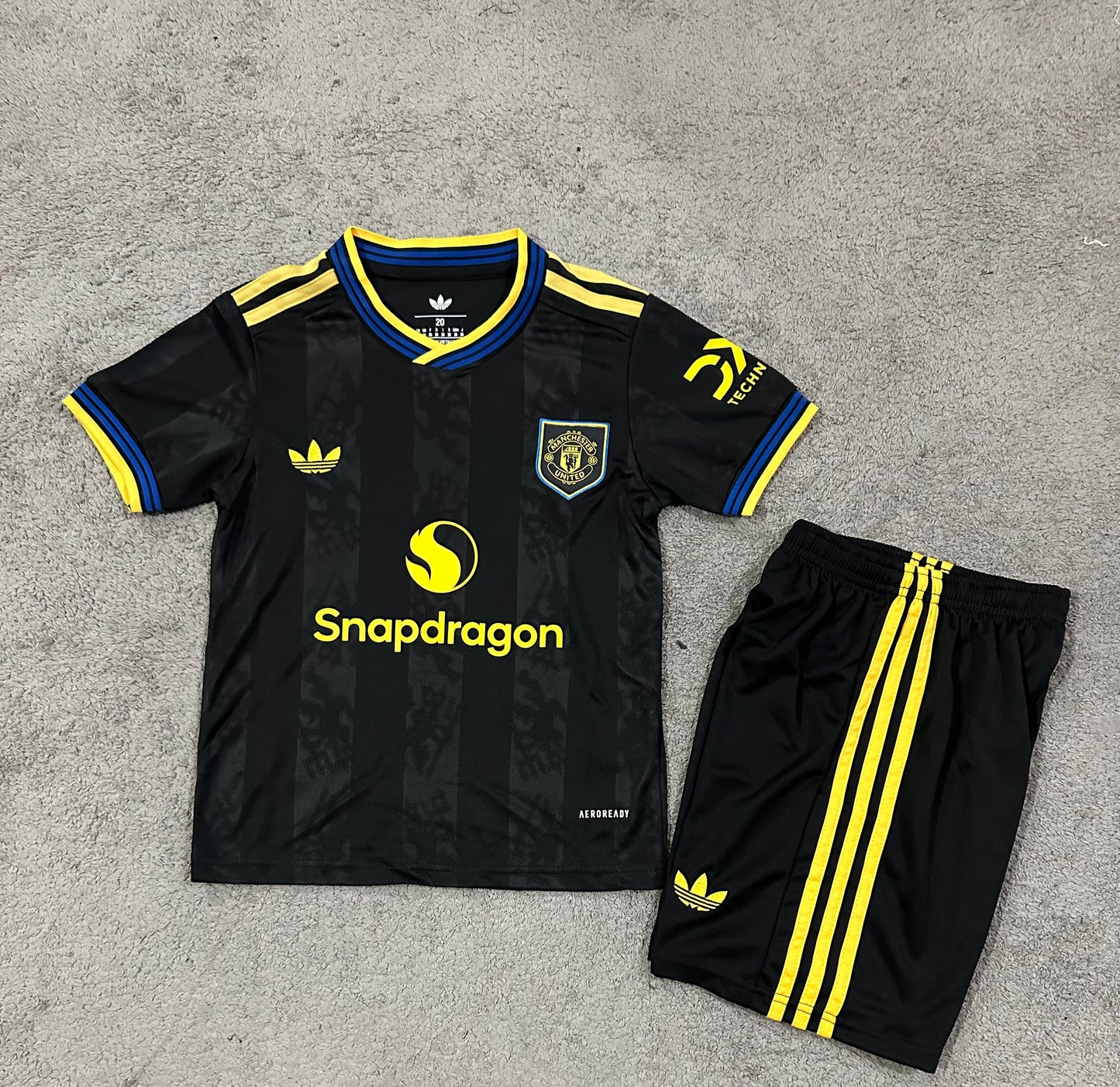 Kit infantil Manchester United Away 25/26 . - Preto