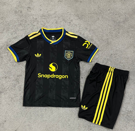 Kit infantil Manchester United Away 25/26 . - Preto