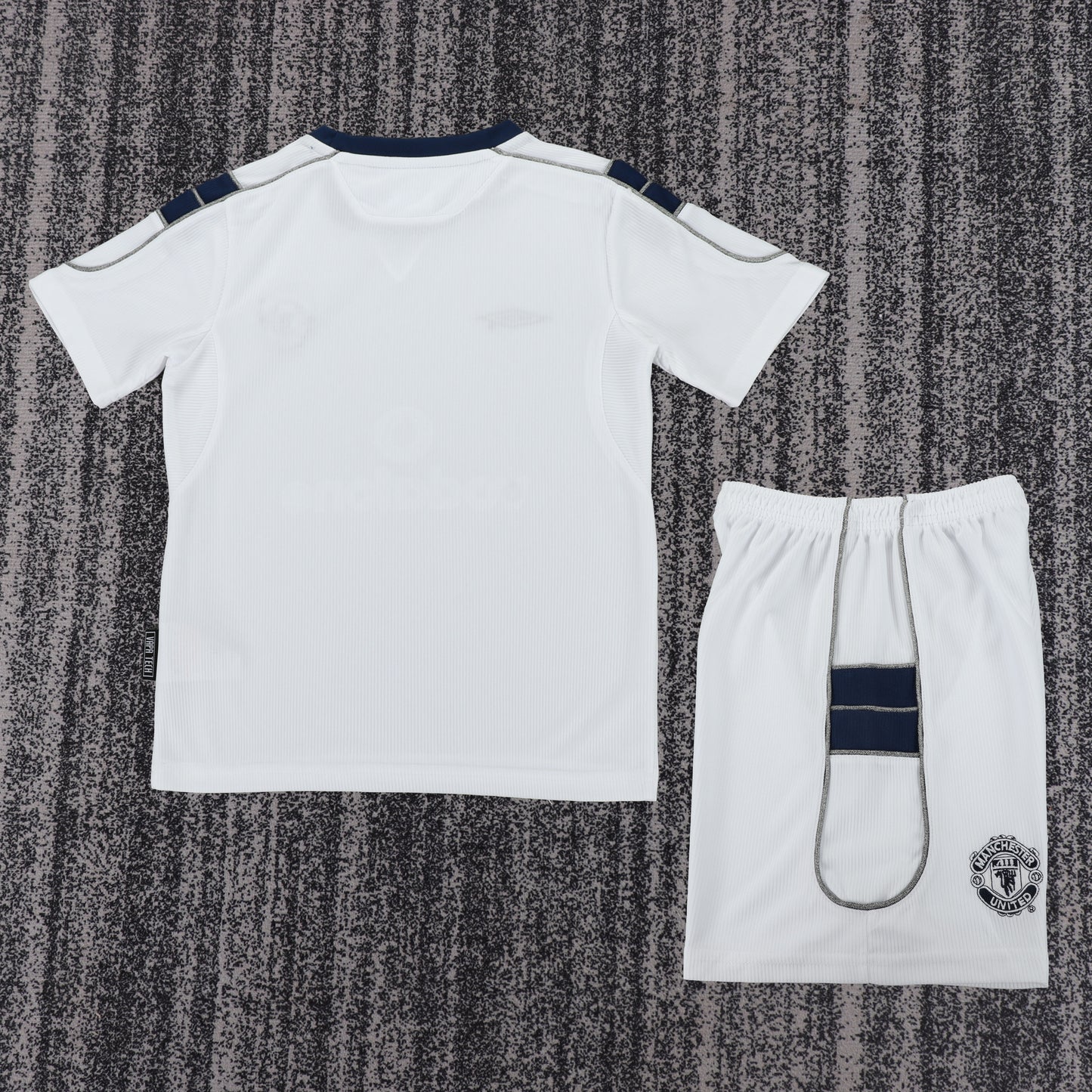 Kit infantil Manchester United Retrô Third 00/01 . - Branco