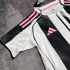 Kit Infantil Juventus Home 25/26 . - Branca e Preta